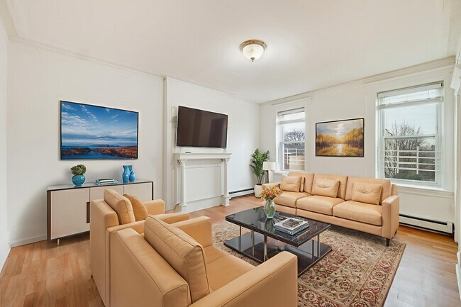 Building Photo - 572 West Side Ave Unit 2