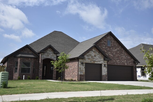 Building Photo - 2301 SW Tupelo Ave Rental