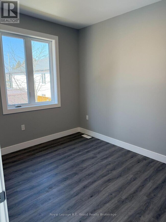 Photo - 335 John St S