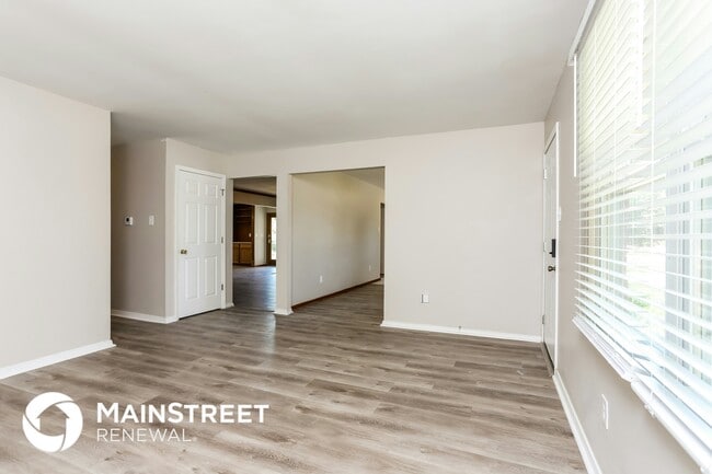 Photo - 910 Silverstone Dr