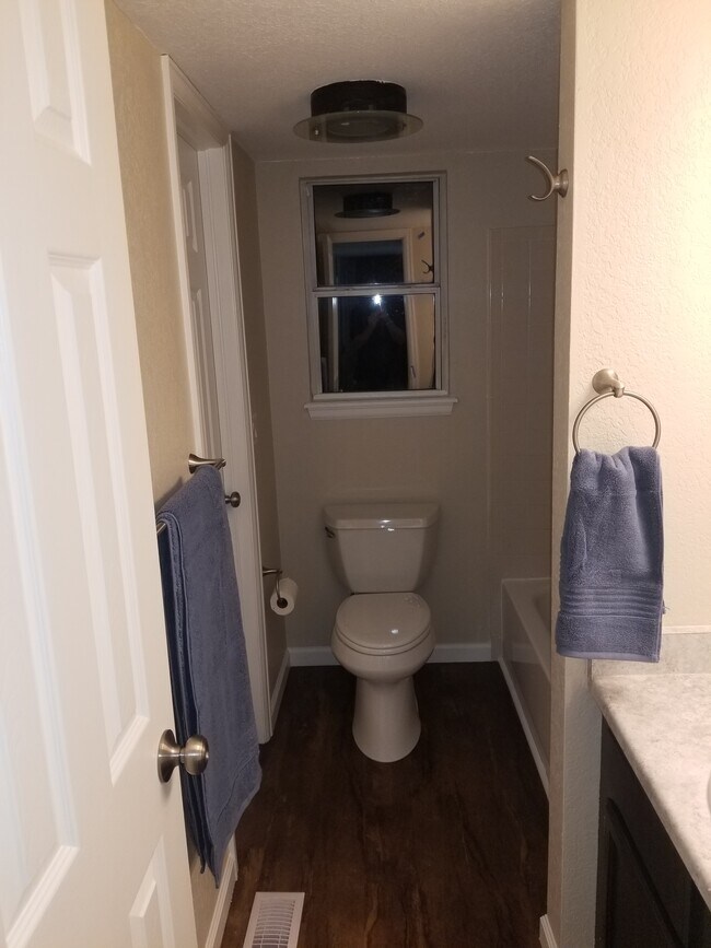 Baño completo en el segundo piso - 12527 Elm St