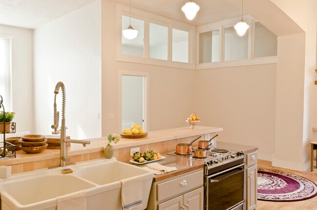 Kitchen Counter - 6418 Habgood Rd