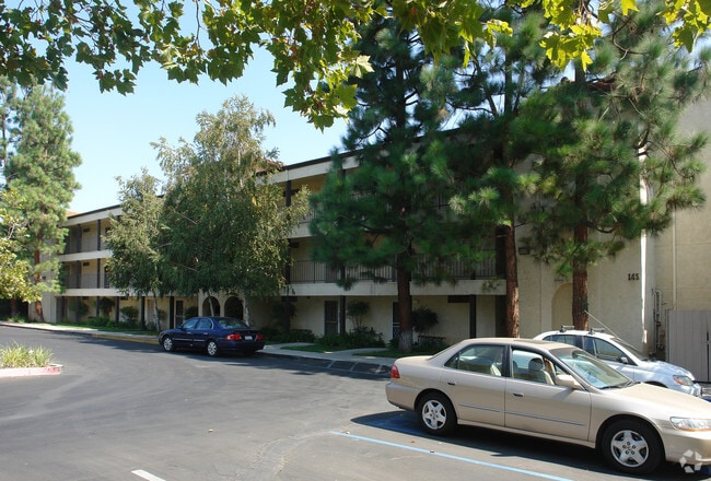 Photo - Glen Oaks Apartments