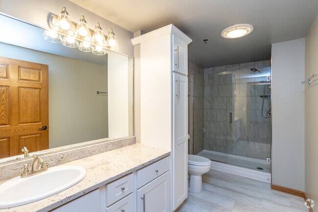 2BR, 2BA - 1,612SF - Secondary Bathroom