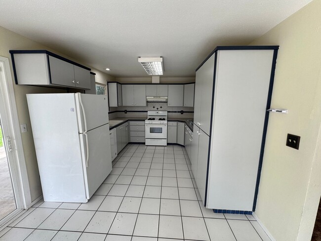 Photo - 566 Meadow Ln