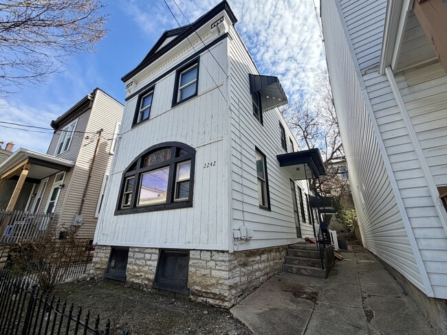 Photo - 2242 Victor St