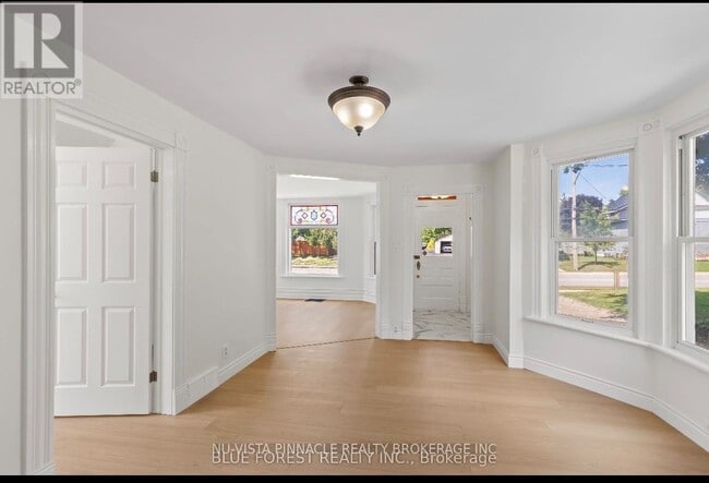 Photo - 7065 Longwoods Rd