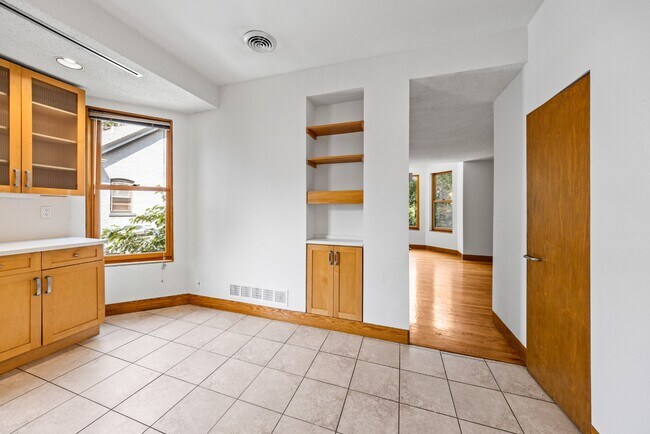 Charming Vintage Second Floor Duplex with In-Unit Laundry in Heart of Oak Park