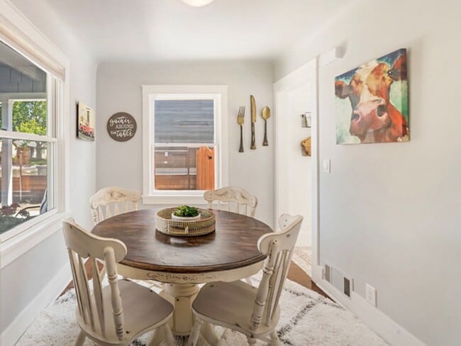 Photo - 2353 Watt St