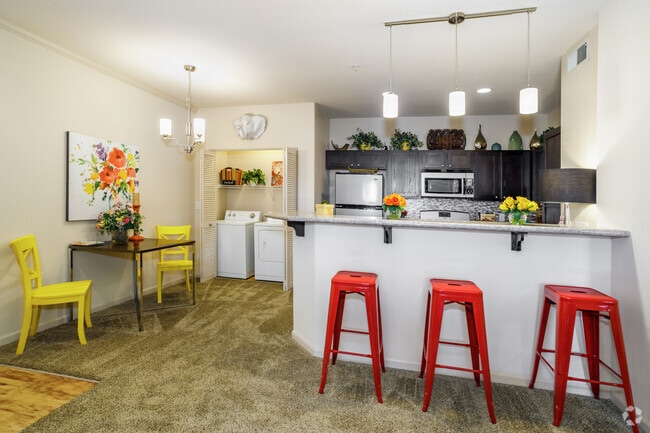 1BR, 1BA - 892SF - The View Luxury Apartments