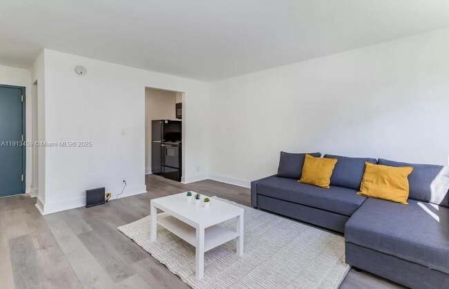 Building Photo - 143 SW 9th St Unit 206