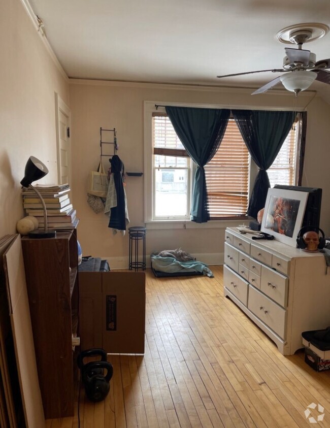 Building Photo - 310 E 5th St Unit Upper Rental