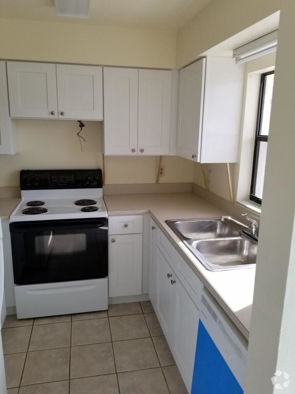 Building Photo - 110 E Washington St Rental