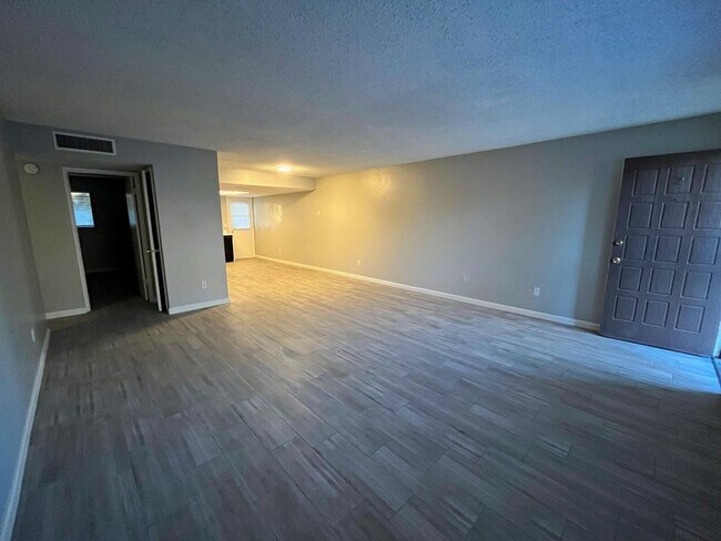 3352 W Harmont Dr