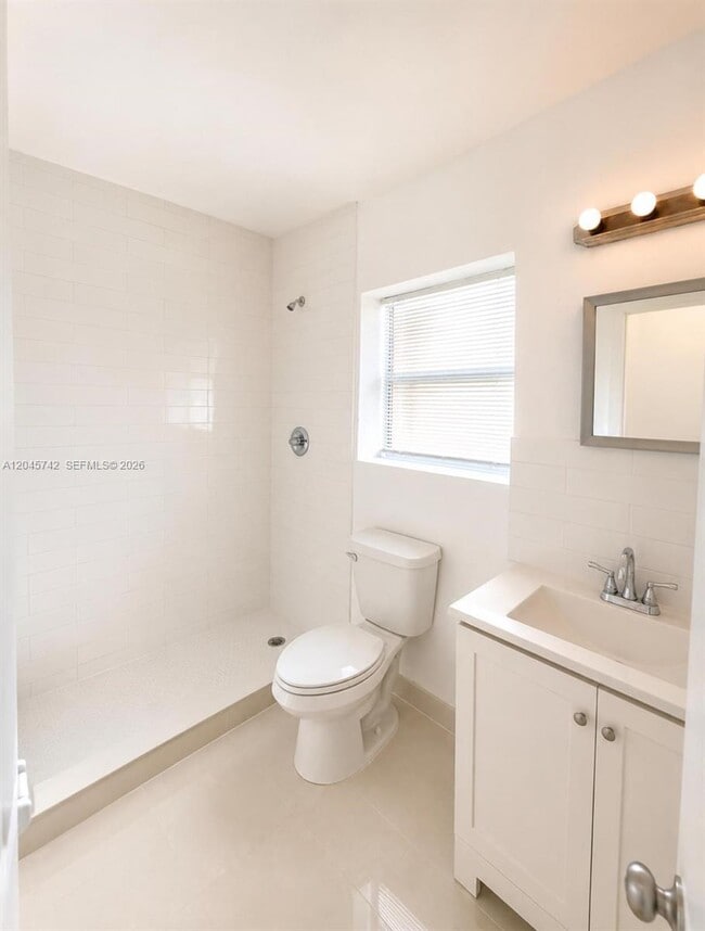 Photo - 7600 Dickens Ave Unidad 2