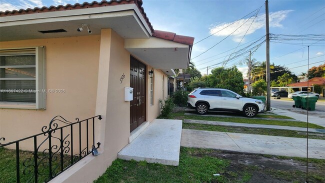 Photo - 3506 SW 23rd Terrace Unidad FRONT