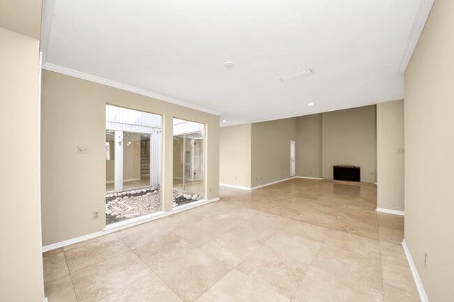 Building Photo - 5 Tiffany Square