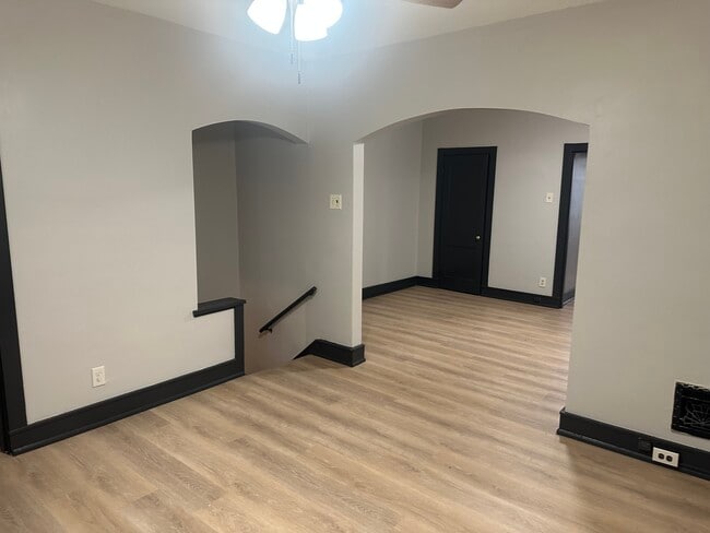 Photo - 4916 Winona Ave Unidad 2 West