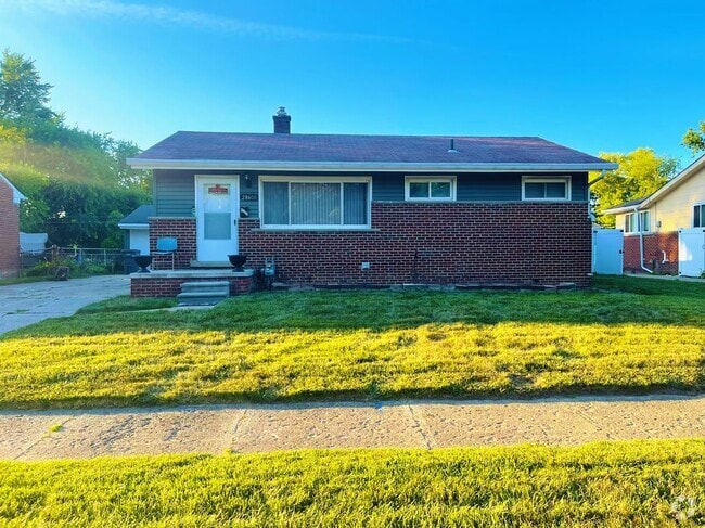 Building Photo - 28600 Oakwood St Rental