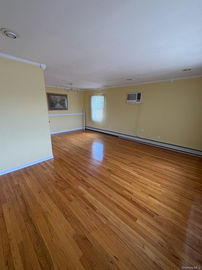 Photo - 3363 Lawrence Ave