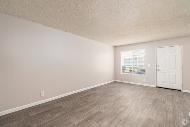 1BR, 1BA - 680SF - Living Room