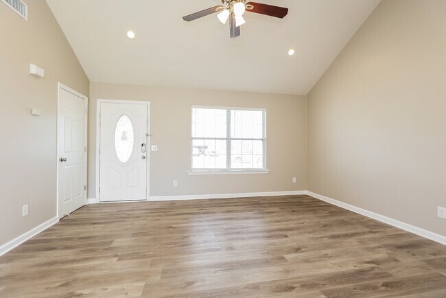 Photo - 2922 Henderson Ln