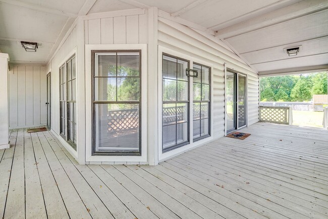 Photo - Spacious 3 Bed 2 Bath Home on Large Lot - NO HOA!