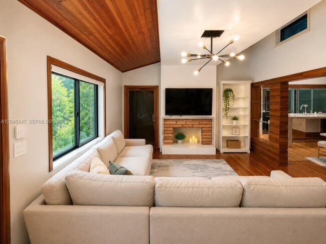 Photo - 325 NE 126th St