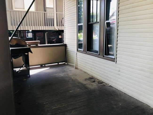 Photo - 5 Bedroom House - Walking distance from Central Campus