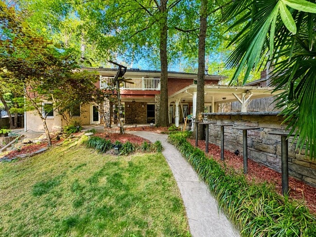 Photo - 1596 Deer Park Rd NE
