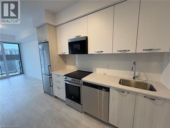 Photo - 75 James St S Unit 825