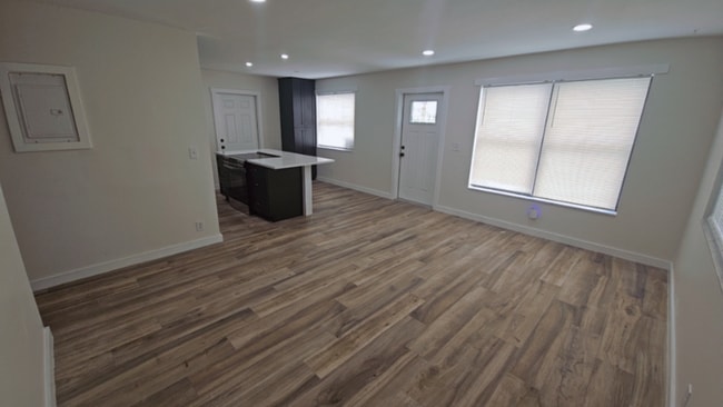 Photo - 844 W 9th St