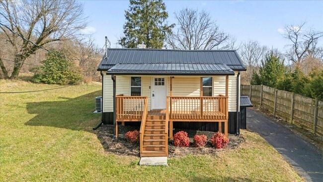 Photo - 1471 E State St