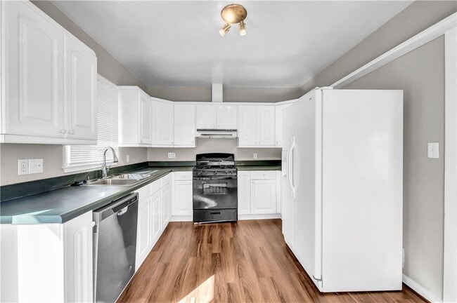 Photo - 1870 Windemere Dr NE