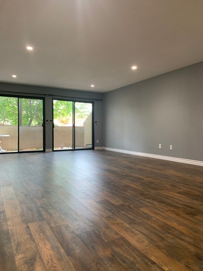 Building Photo - 350 Burchett St Unit 112