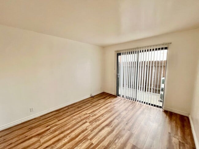 Building Photo - 3917 Spring Dr Unit 05