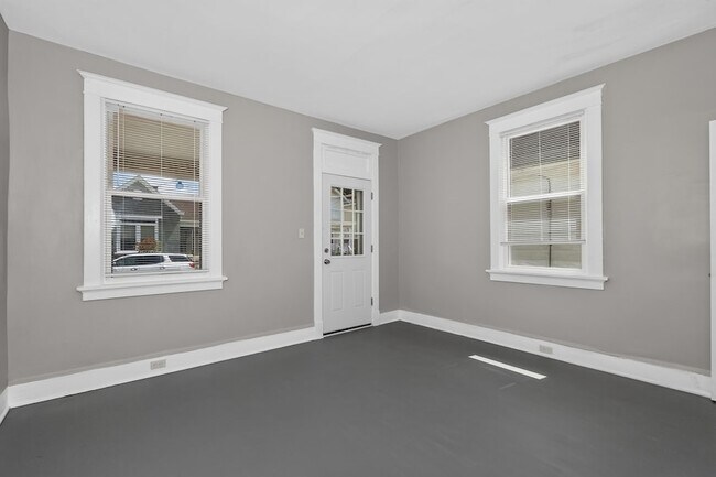 2741 Dakota Ave