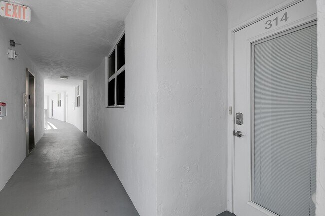 Photo - 2731 NE 14th Street Causeway Unit 314