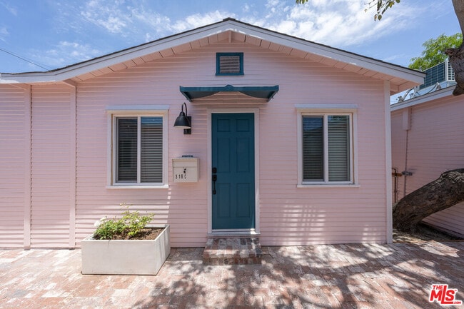 Building Photo - 318 N Venice Blvd Unit B