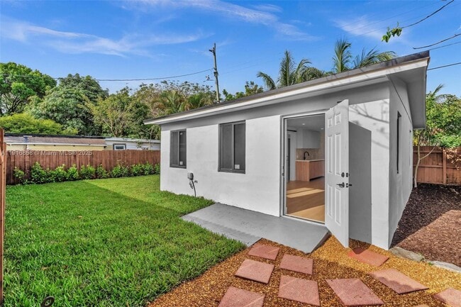 Building Photo - 1123 NE 1st Ave. Unit 2