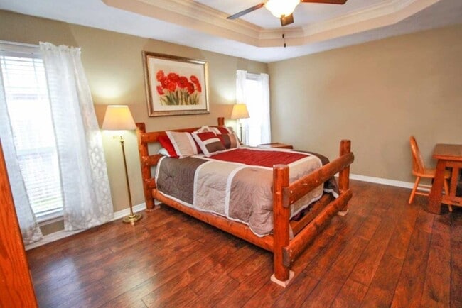 Photo - College Station - 3 Bedroom - 2 Bath - 2 car garage- fenced in back yard,