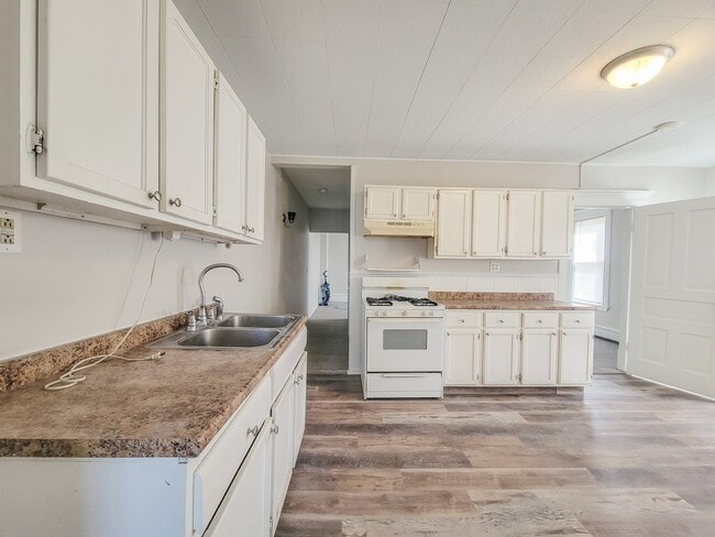 Building Photo - 644 Van Buren St NE