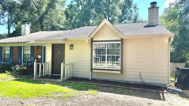 Building Photo - RENOVATED 2/2 w/ Updated Flooring, Paint, Appliances, & Fixtures! Open Floor Plan & Fenced Yard! ...