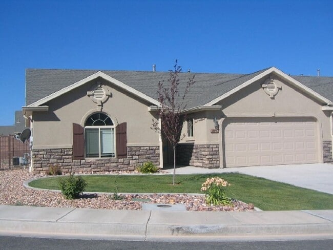 Building Photo - 3 Bedroom 2 Bathroom House