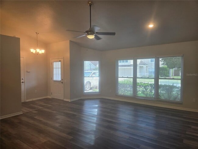 Photo - 901 Beresford Way