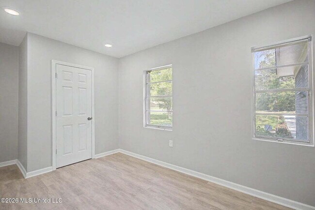Photo - 3 bed close to D'Iberville! Unit #2