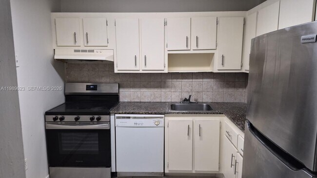 Photo - 16950 W Dixie Hwy Unidad A228