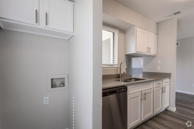 2BR, 2BA - 1,000 SF B3 - Kitchen w/ Laundry