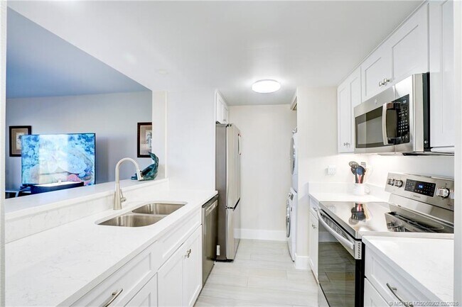 Photo - 331 Golfview Cir