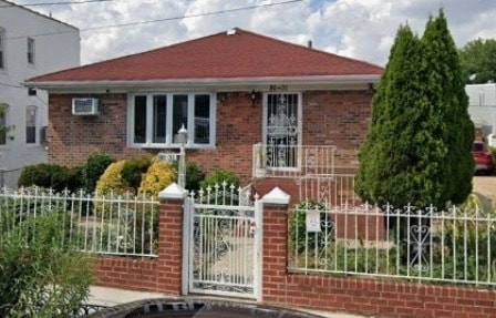 Spacious 1st floor apartment in charming private home - 8631 103rd Ave Apartamentos Unidad 1st floor